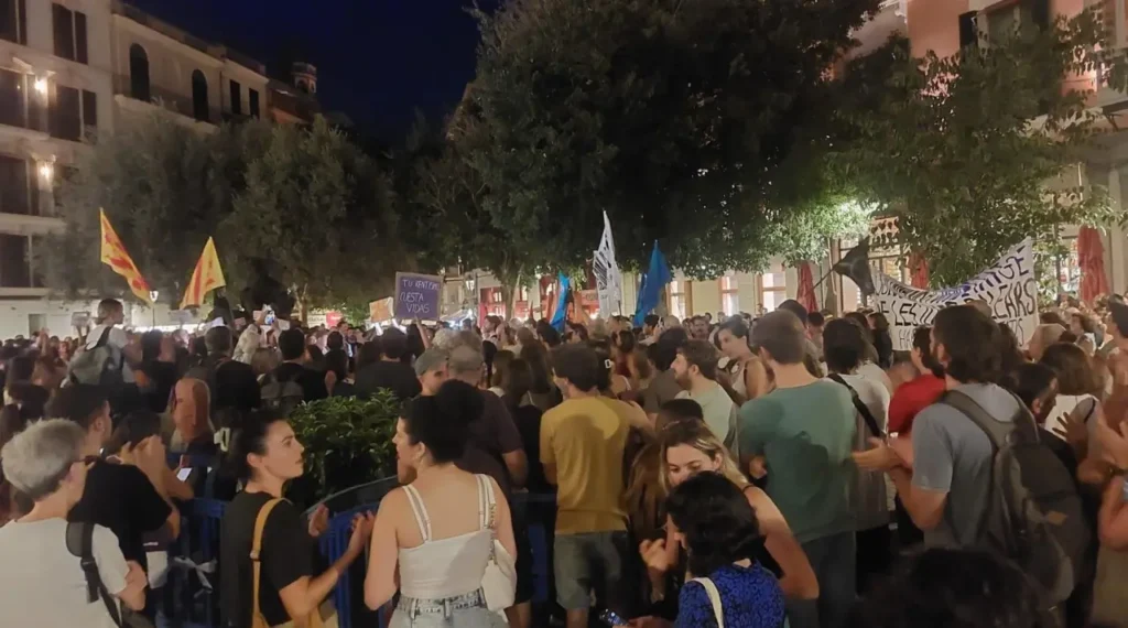 Una Plaça de Cort plena demana la pròrroga indefinida dels lloguers i la prohibició dels desallotjaments