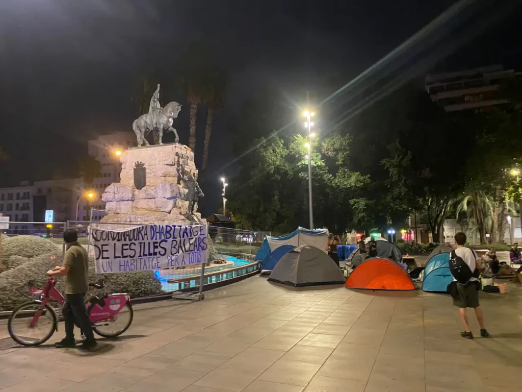 Acampada a la plaça d’Espanya de Palma per defensar el dret a l’habitatge