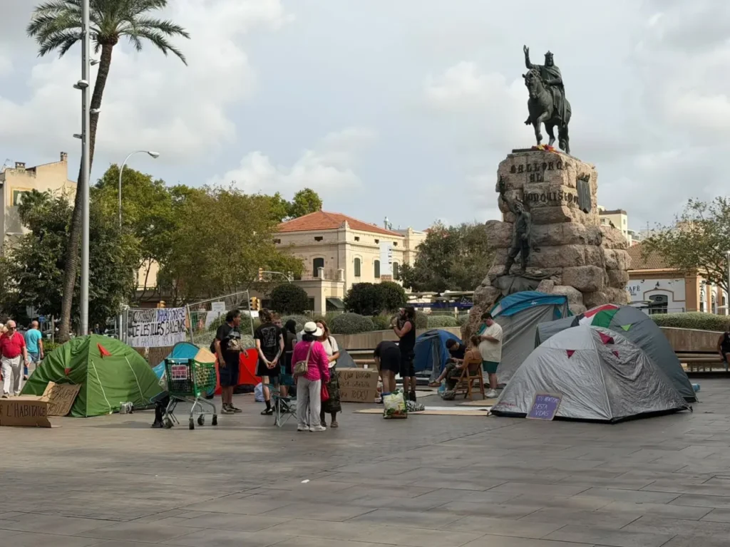 Primera nit d'acampada pel dret a l'habitatge a Palma: assemblea a les 18 hores per a decidir com continua la protesta