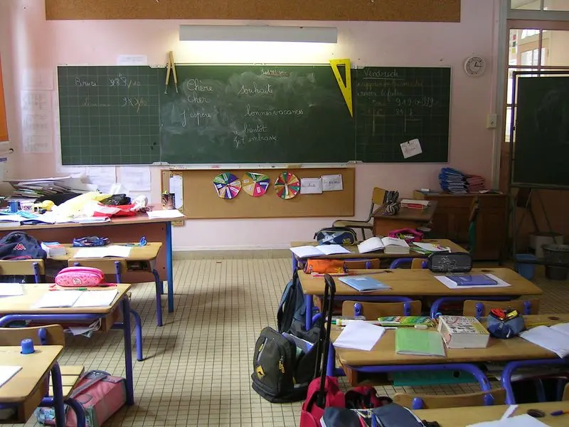 «Les aules no són camps d'entrenament»: famílies i directors rebutgen lligar la calor a les aules amb la «cultura de l'esforç»