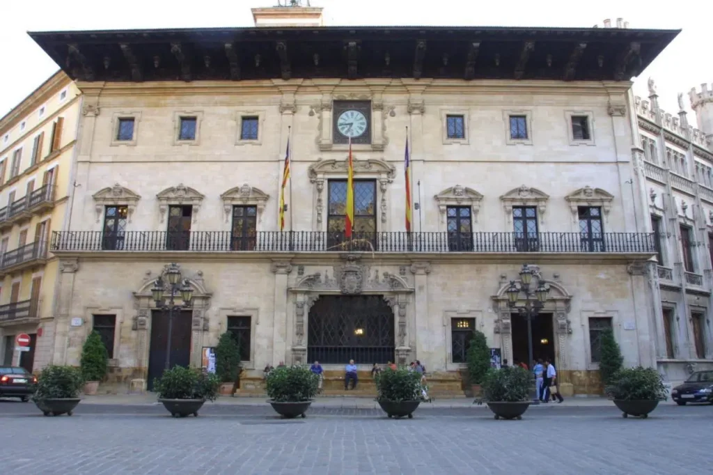 L'Ajuntament de Palma arracona el català en la publicitat institucional