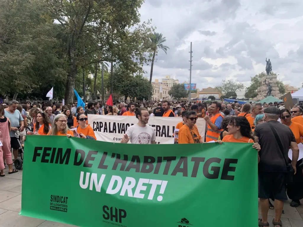 Clam multitudinari a Palma en defensa de l’habitatge: «Fora fons voltors i especuladors!»