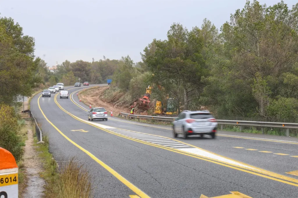 Investigadors defensen la urgència de regular l'accés de vehicles als punts més saturats de les Balears