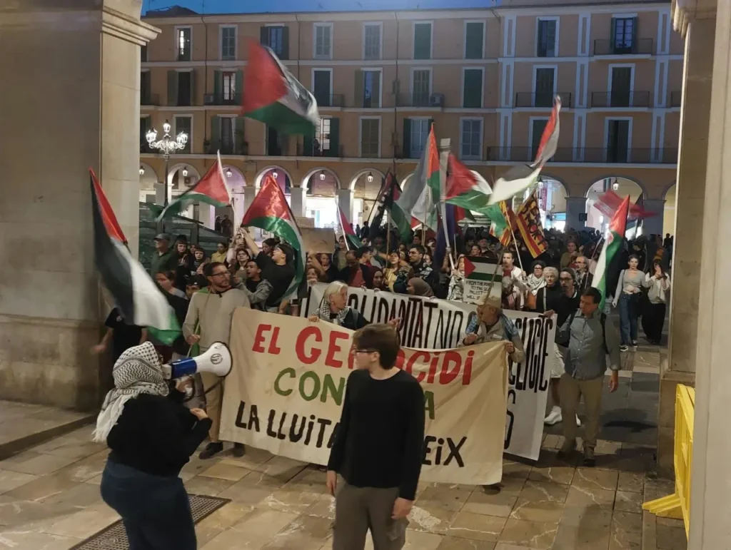 Clam multitudinari a Palma per a denunciar que «el genocidi a Palestina» continua malgrat el «fals alto el foc»