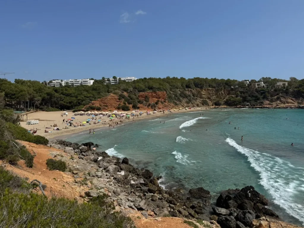 Rebuig a la llei del Litoral del PP: «Només cerca fer més negoci a les platges i més privatització dels espais públics»