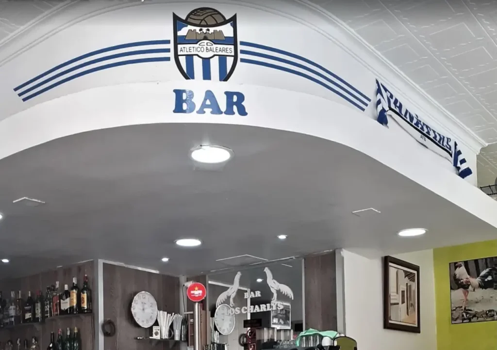 Un grup feixista organitzat ataca amb bengales i pedres el bar Atlètic Balears i la Policia els deixa marxar