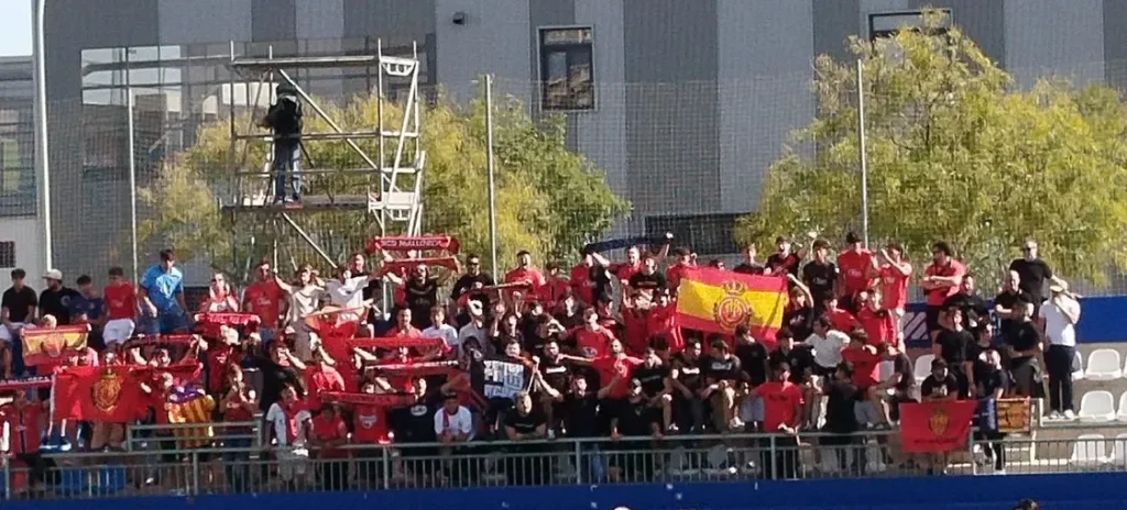 Com és possible que la Policia espanyola en comptes de detenir els autors de l’atemptat contra un bar els escorti fins l’Estadi Balear?