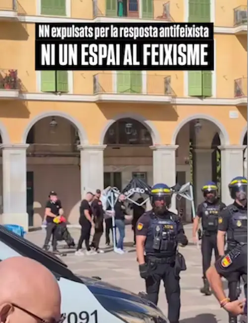 Els col·lectius antifeixistes obliguen els racistes de Núcleo Nacional a abandonar la seva paradeta: «Ni un espai al feixisme»