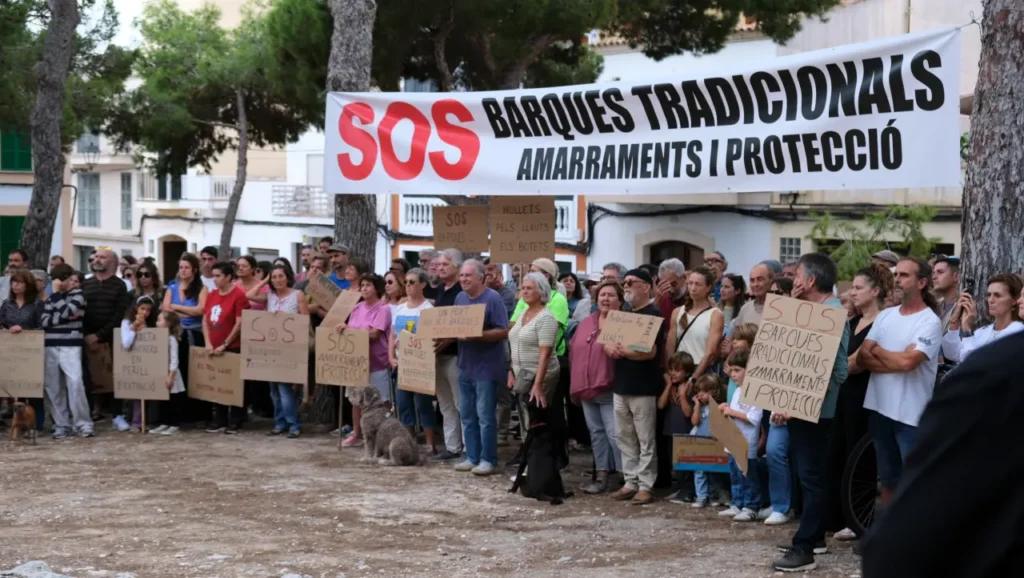 Unes 300 persones es concentren a Portocolom per a defensar les barques tradicional