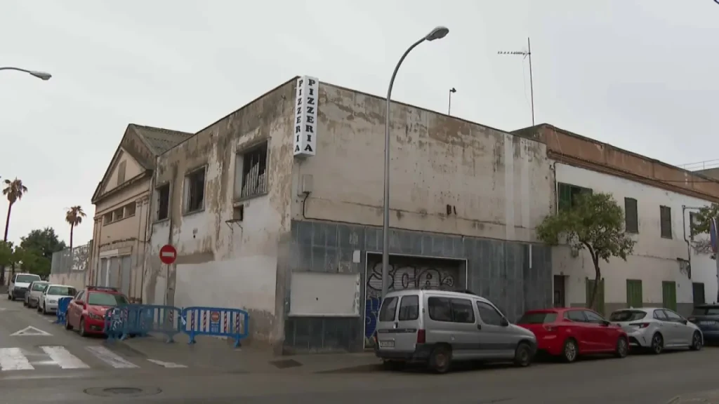 Denuncien l'abandonament del Cinema Iris i exigeixen ​​a Cort que actuï per a protegir el patrimoni de Palma