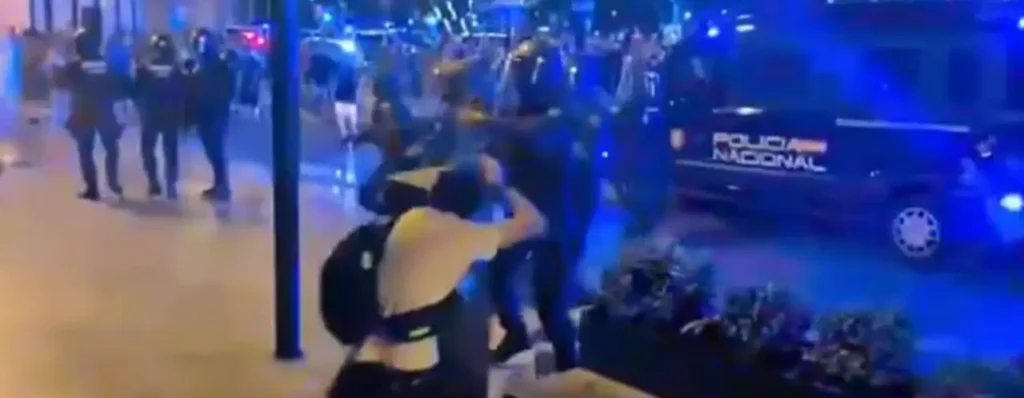 Un jutjat ordena la identificació de l'agent que va agredir un fotoperiodista en la manifestació del 26 de juliol a Palma