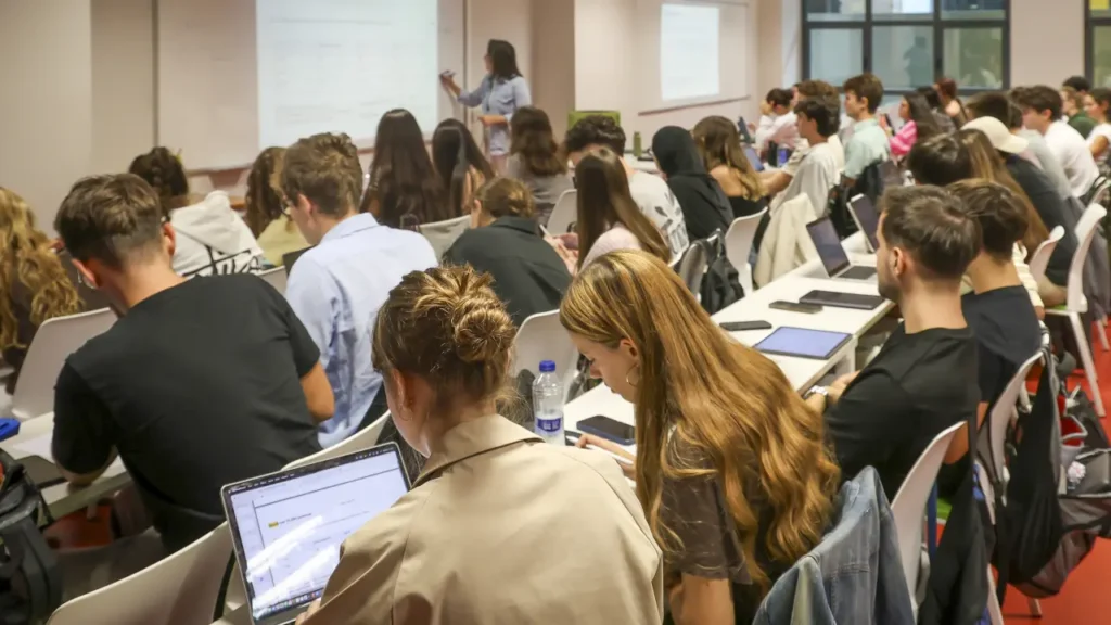 Primer estudi sobre els usos lingüístics als graus de la UIB: implantació desigual del català segons les àrees de coneixement
