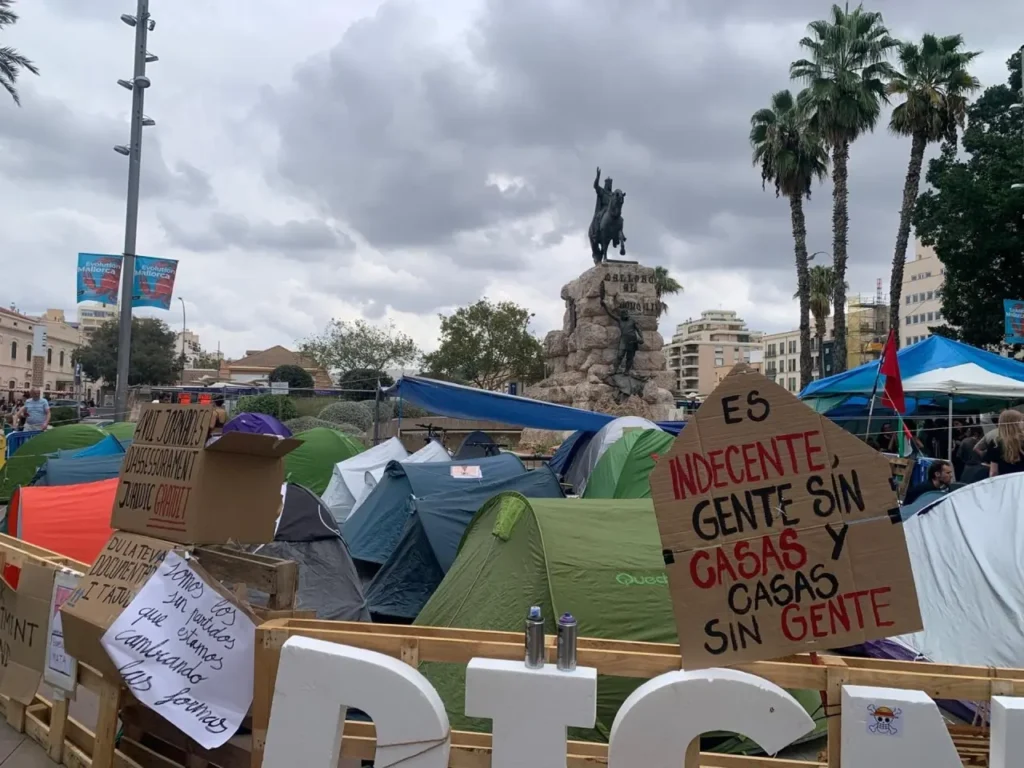 Assistents al míting de Vox a Palma intenten agredir l’acampada per l’habitatge