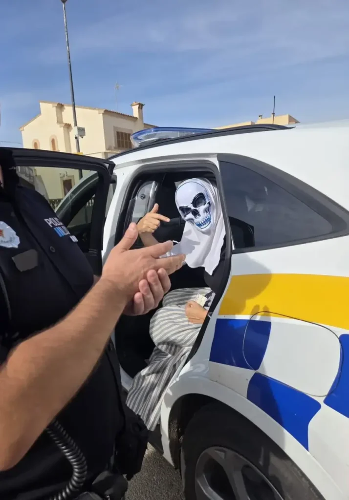 L’activista Madò Farta, identificada per la Policia Local durant la Fira de Santanyí